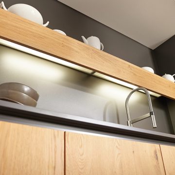 Grifflose Küche mit Griffmulde und Ablagebord mit integrierter Beleuchtung