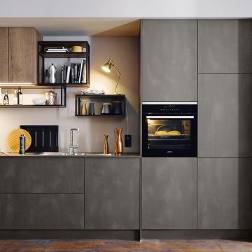 Grifflose Küche mit Stahloptik und Hängeschränke in Alteiche, offene Regale aus Metall zur Wandmontage